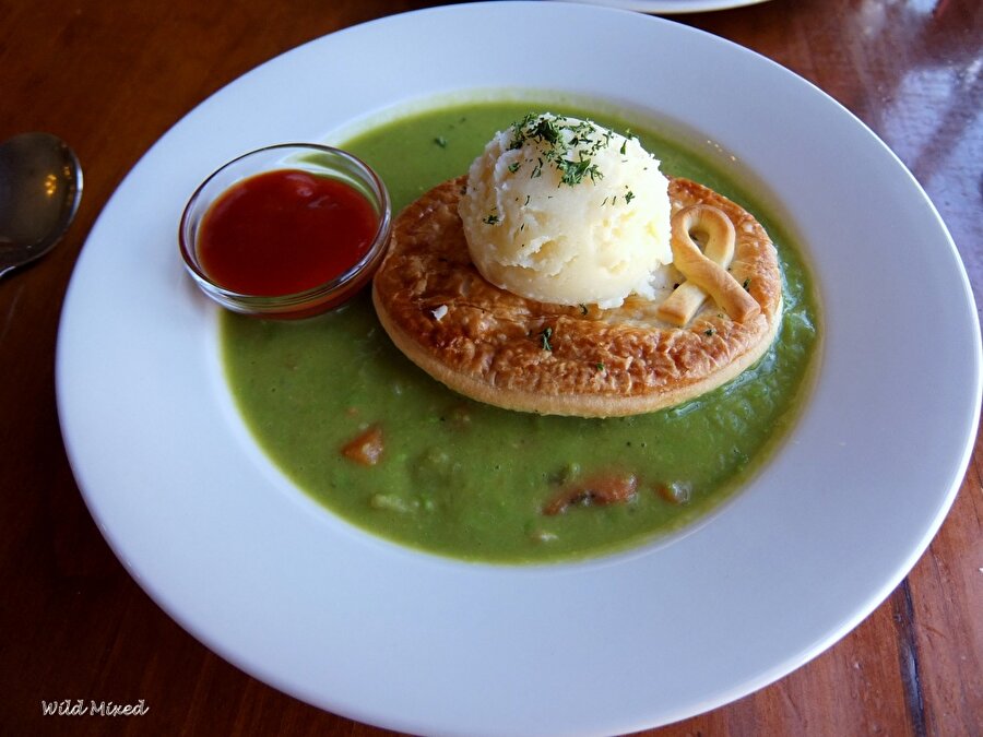 Avustralya / Pie floater

                                    İçerisinde hamurişi bulunan bir tür bezelye çorbasıdır.
                                