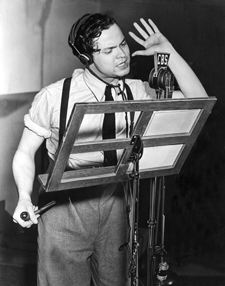 30 Ekim 1938 tarihinde mikrofonun başına geçen Orson Welles, Amerika tarihinin en büyük yanlış anlaşılmasına sebep olacağından habersizdi.

                                    
                                