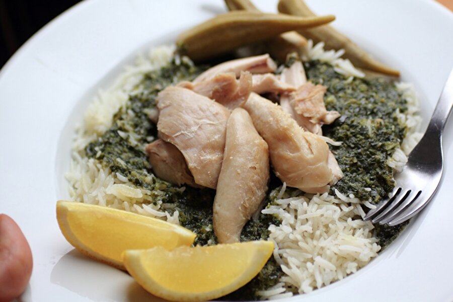 Mısır / Molokhia

                                    Molokhia bitkisi, soğan, kişniş, sarımsak, tavuk ya da tavşan etinden yapılan geleneksel bir yemektir.
                                