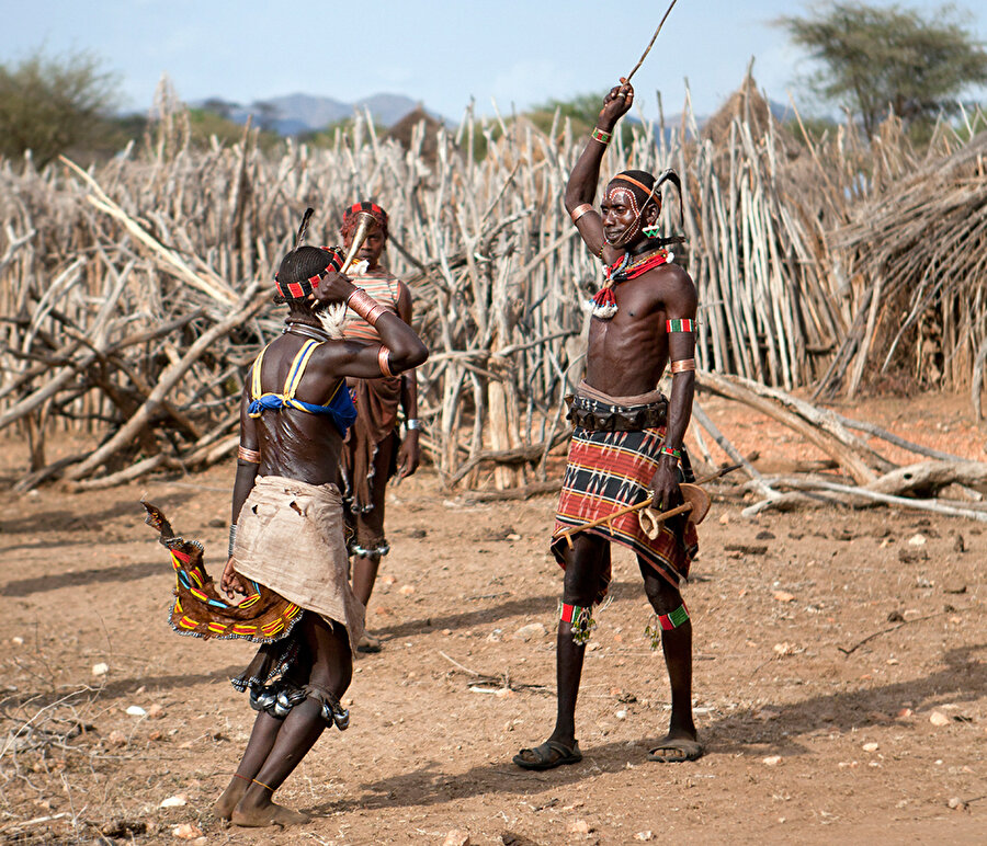 Erkekliğe adım dayakla başlıyor
Etiyopya'nın Hamar kabilesinde ise bir erkeğin, erkekliğini göstermesi için dayak yemesi gerekiyor. Herkese açık bir meydanda önce dans ettirilen genç erkek, ardından kız arkadaşları ve ailenin büyükleri tarafından sopayla dövülüyor. 

Vücudunda yaralar oluşana dek uygulanan gelenek, kızların arkadaşlarına olan bağlılığını simgeliyor. Sopa işleminin ardından öküz ya da boğa üzerine çıkarılan genç, düşmeden ileri geri 3 tur attırılarak erkekliğini ispatlamış sayılıyor.