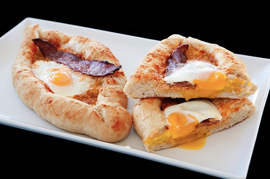 Gürcistan / Khachapuri

                                    Kafkasların meşhur yemeği khachapuri; bir tür yumurtalı, peynirli pidedir. 
                                