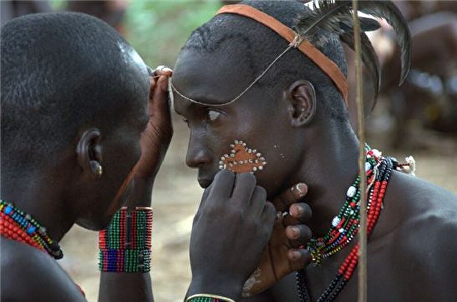 Tebeşirle yüz boyama
Güney Sudan ve Güneybatı Etiyopya'da yaşayan Surma kabilesinde erkekler, evlilik çağına girdiklerini göstermek için vücutlarını tebeşir marifetiyle yerel çizgilerle bezeyip, kabilenin diğer erkekleriyle dövüşüyor. Uygun bir eş bulmak için mücadele eden erkekler yalnızca sopa kullanıyor. Sıkça yaralanmalara sebep olan kavgalar bazen ölümle de sonuçlanabiliyor.