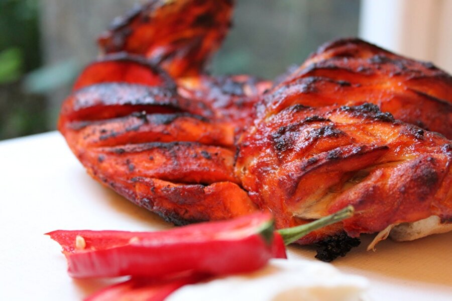 Hindistan / Tandoori Chicken

                                    Hint yemekleri tüm dünyaca meşhurdur. Ancak bu yemek ayrı bir yere aittir. Tandoori Chicken; özel kil fırında biber ve tavukların közlenmesiyle yapılır.
                                