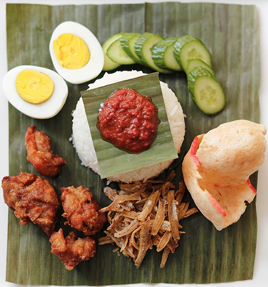 Malezya / Nasi lemak

                                    Hindistan cevizi sütü, pirinç yaprağı, muz yaprağı, biber, balık, fıstık ve yumurta ile hazırlanan özel bir yemektir. 
                                