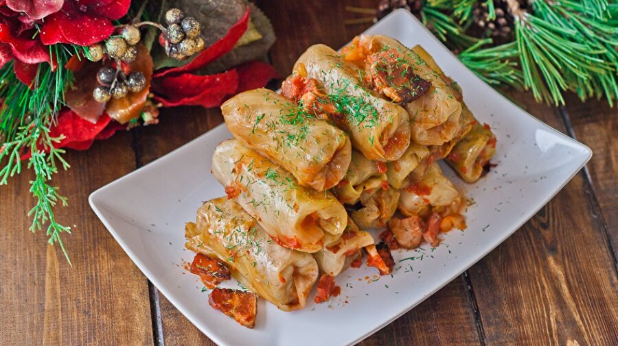 Romanya/ Sarmale

                                    Kıymalı beyaz lahana dolmasının bir versiyonudur.
                                