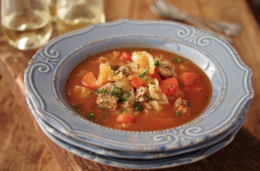 Rusya /  Borscht

                                    Ekşi krema ve sebzelerden yapılan bir çorbadır.
                                