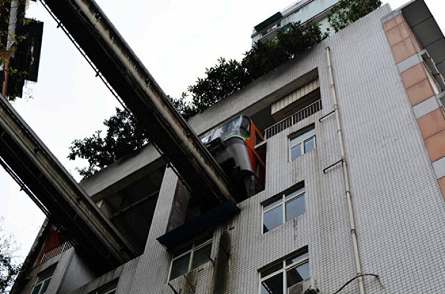 İçinden metro geçen apartman