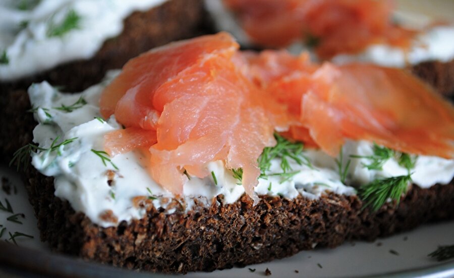 İskoçya /  Smoked salmon on brown bread

                                    Tahıllı ekmek, krem peynir, füme balıkla yapılan bir sandviçtir.
                                