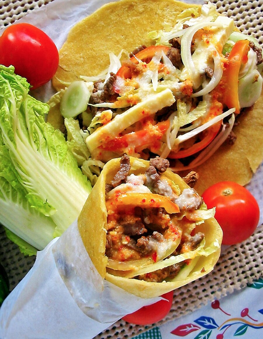 Birleşik Arap Emirlikleri / Shawarma

                                    Birleşik Arap Emirlikleri'nin en meşhur yemeğidir. Tavuk, kuzu ya da sığır etiyle yapılan bir tür dürümdür.
                                