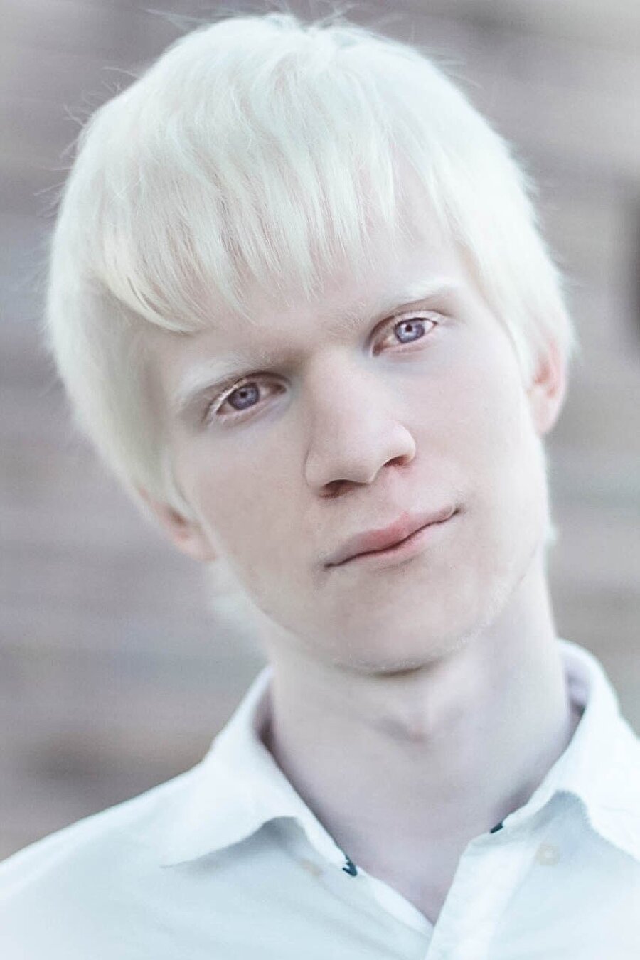 Человек с самой светлой. Саша Смирнов альбинос. Пауль актер альбинос.