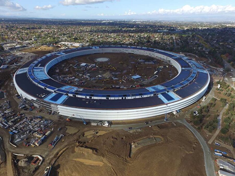 Drone çekimi, Apple için yapılan 5 milyar dolarlık yeni mülkte yapılan en son gelişmeleri gösteriyor.

                                    
                                