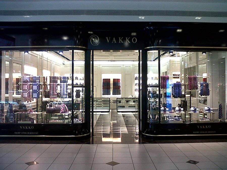 Vakko

                                    Vitali Hakko'nun kurduğu Vakko'nun kendine ait olan ilk mağazası 1934 yılında kurduğu Şen Şapka'dır.
                                