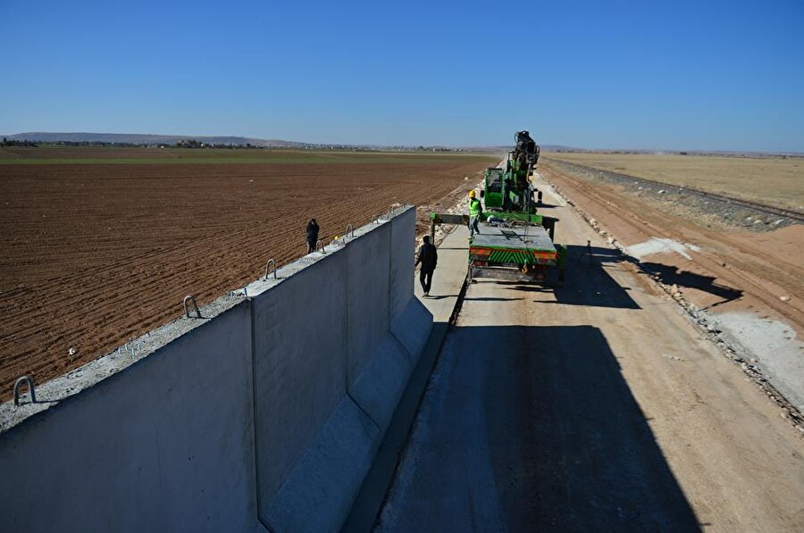 Hatay sınırından Şırnak hudut hattına kadar duvar inşa ediliyor
911 kilometrelik Suriye sınırında beton bloklardan duvar örülüyor. Başta Başbakanlık Toplu Konut İdaresi (TOKİ) olmak üzere farklı firmalar tarafından hazırlanan bloklar, 15 ila 20 kilometrelik bölümler halinde Hatay sınırından başlayıp Şırnak hudut hattına kadar 14 ayrı bölgede inşa ediliyor.
