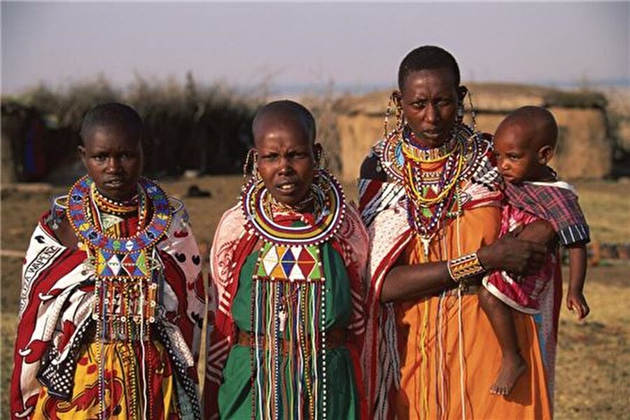 Lobobo

                                    Güney Afrika'nın çoğu yerinde erkek kız tarafına lobobo denilen başlık parası veriyor. Lobobonun iki aileyi yakınlaştırıp karşılıklı sevgi ve saygı oluşturduğuna inanılıyor.
                                