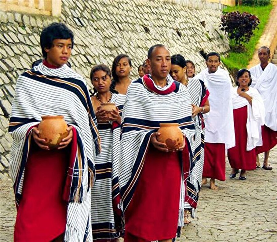 Famadihana

                                    Madagaskarlılar, her 5 ya da 7 yılda bir ölen yakınlarının mezarına giderek ölüleri mezarlarından çıkarıyorlar. Bu işlemi müzikler eşliğinde gerçekleştiren Malagasy halkı, dans etmeyi de ihmal etmiyor. Famadihana adı verilen enteresan gelenek, bu halkın aile bireylerine duyduğu sevgi ve saygının bir göstergesi olarak kabul ediliyor.
                                