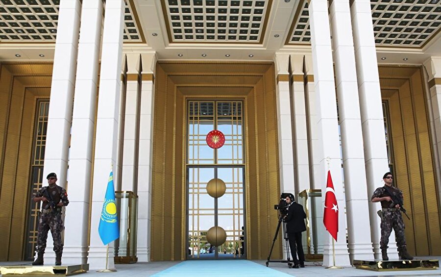 Siber güvenlik tek çatı altında toplanacak
Türkiye'de neredeyse her kuruma siber güvenlik konusunda yetki verilmiş ancak bir bütünlük ve ortak bakış açısı sahaya yansıtılabilmiş değil. Cumhurbaşkanlığı, Başbakanlık, MİT, Milli Savunma Bakanlığı, Genelkurmay Muharebe Elektronik ve Bilgi Sistemleri Başkanlığı, Ulaştırma, Dışişleri, İçişleri, Enerji Bakanlıkları, BTK, MASAK, TÜBİTAK, HAVELSAN ve ASELSAN gibi stratejik kuruluşların bir çatı altında toplanarak ortak bir bakış açısı oluşturması söz konusu. Bu çatı kuruluşun Cumhurbaşkanlığı mı Başbakanlık mı MİR mi olacağı hazırlanmış raporların sonuçlarına göre şekillenecek. Mevcut eylem planı da yeniden yazılacak.

