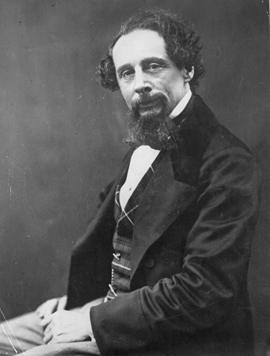 Charles Dickens, dünyada pek çok insan tarafında okunan Pickwick’in Belgeleri adlı büyük eserini yazdığında 25 yaşındaydı.

