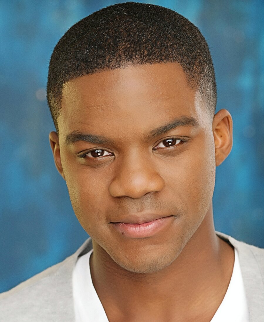 Jovan Adepo oğlu rolünde
Jovan Adepo, Washington'ın genç oğlu rolünde. Irkçılığa maruz kalması nedeniyle 18 yılını Pittsburgh'ta kapana kısılmış biri olarak geçiren baba, kendisi gibi beyzbol oyuncusu olma yolunda ilerleyen oğlunun da aynı ırkçılığa uğramasından korkar.