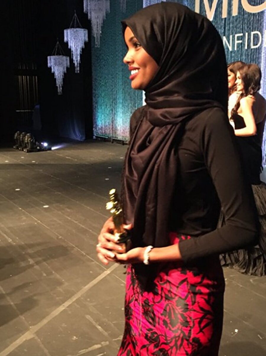 Tesettürlü ilk aday 
Podyuma çıkan 19 yaşındaki Halima Aden, güzellik yarışmalarına tesettürle katılan ilk aday oldu.