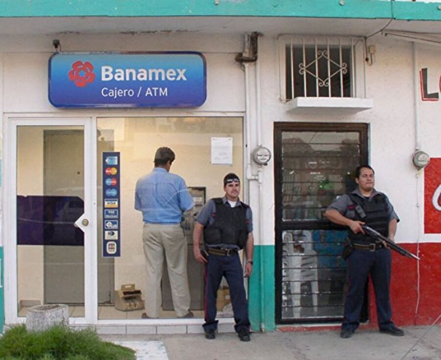 Meksika'da biraz fazla güvenli bir ATM

                                    
                                