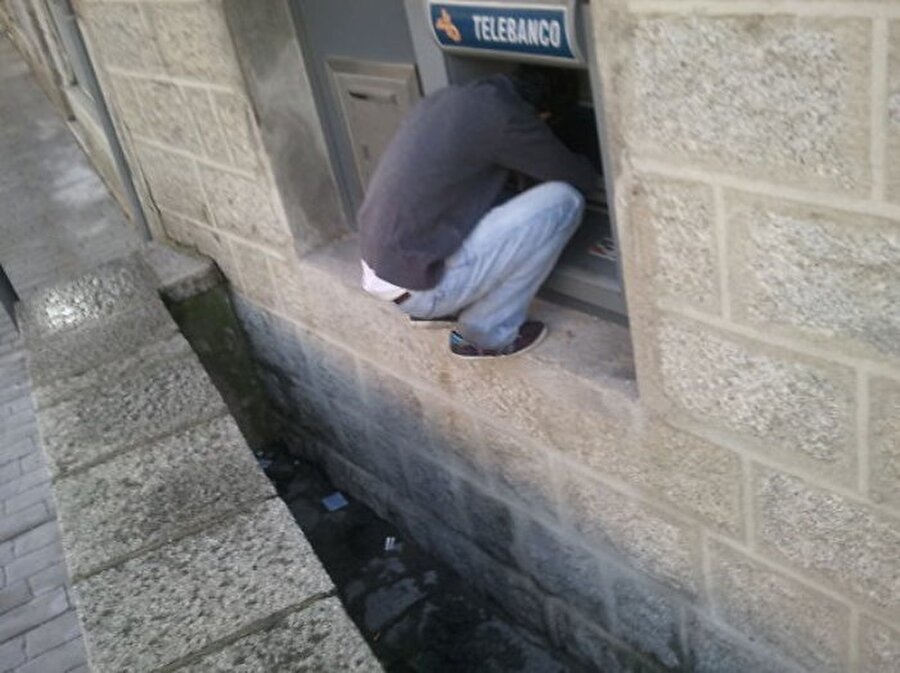 İspanya'da ergonomi sorunu olan bir ATM

                                    
                                