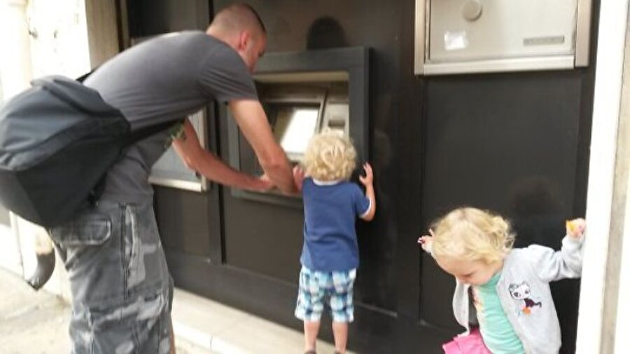 İtalya'da çocuk ATM'si diye bir şey olabilir mi?

                                    
                                