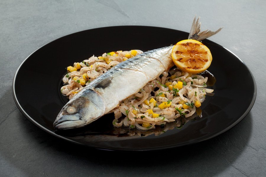 Pijamalı çılgın; Uskumru
Balıkların en ukalasısın, en narsistisin. Öyle her şeyi yemezsin, yosununu bile seçersin. Kibirli seni. Ağlara düşene kadar kaderinden kurtulamazsın bunu da bilesin diyeceğim de artık tezgahtasın. Amaaan hadi gel bizim eve gidelim. Hatasız kul olmaz, seninle soframızı bölüşelim.