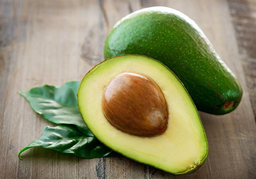Avokado nedir?
Avokado anavatanı Orta Meksika olan defnegiller familyasına ait ağacın meyvesidir.