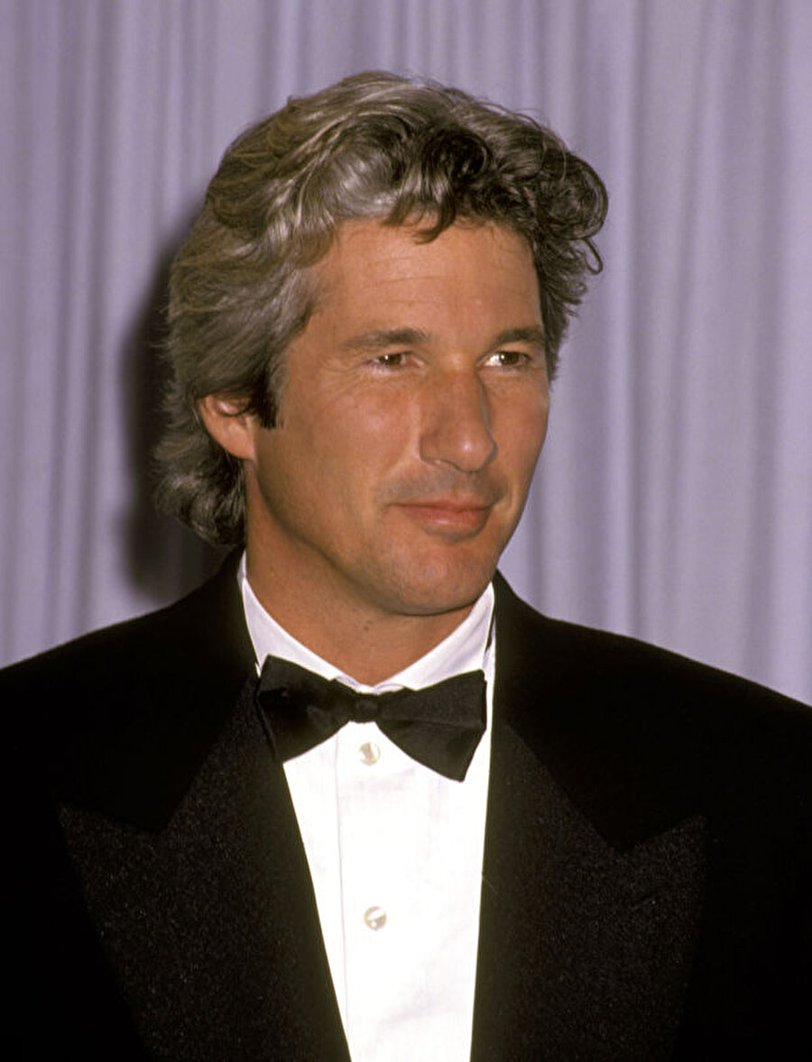 Richard Gere

                                    Richard Gere'in 25 yaşında, başrolü Sylvester Stallone ile paylaşacağı filmde yaptığı kaprisler kendisini işinden etmiş. Stallone filme ait bir takım diyalogları kendi yazıyormuş ancak iş oyuna gelince aralarında bir çekişme başlamış. Stallone da yönetmenden bir seçim yapmasını isteyince, yönetmen Stallone'un filme senaryo bazında katkısını düşünerek Richard Gere'a yol vermiş.
                                