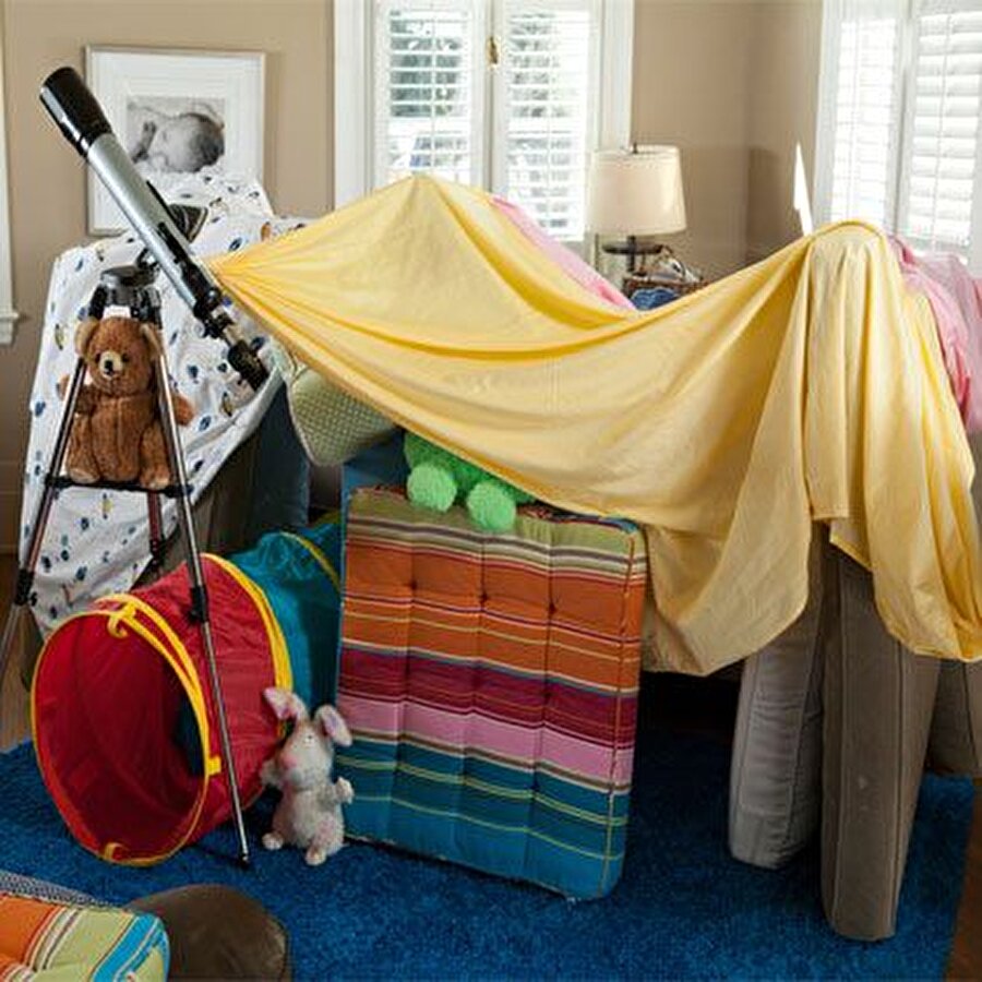 Yastıklardan ev yapmak
Çocuklarınızla birlikte yastık ve battaniyelerle kulübe inşa etmeye ne dersiniz (!)