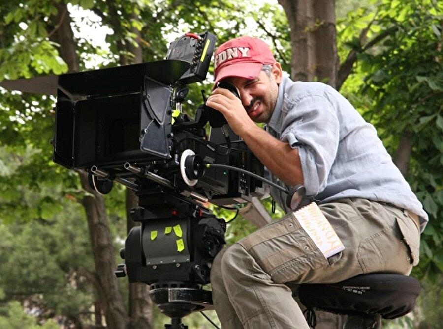 Özlevi yönetmenliğinde 

                                    Yapımcılığını TAFF'ın üstlendiği filmin yönetmenliğini Erol Özlevi yapıyor. 
                                