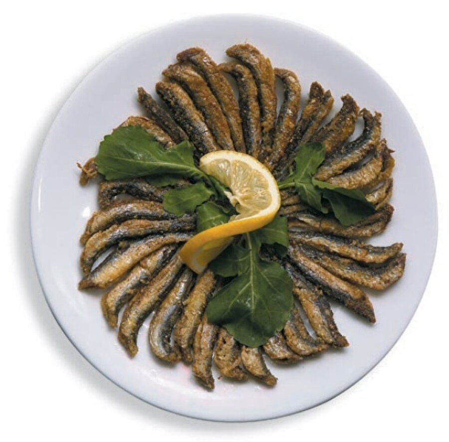 Milletçe hastasıyız; Hamsi
Başta tavası olmak üzere her yola gelen bu meret kış aylarında çarşıya pazara şenlik havasında düşer, her bütçeden insanın torbasına girer ve bir güzel ziyafetlerin başrolünü de kapıverir. Pilavı, pidesi, ekmeği, mücveri, böreği, diblesi hatta ve hatta omleti de yapılır.