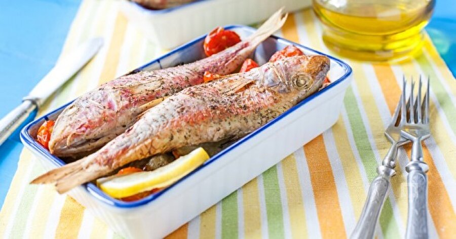 Hooooop, Kefal
Pilakinin biricik dostu, vazgeçilmezi ve işte ta ta taaaam bu ikilinin birlikteliği bir lezzet serüveni olarak karşımızda. Olsa da yesek gerçekten. Aynı zamanda dilimize çaylak bir deyimi de kazandırmış ve pelesenk olmuştur kanımızca. Unutmadan bir de böreği meşhurdur.