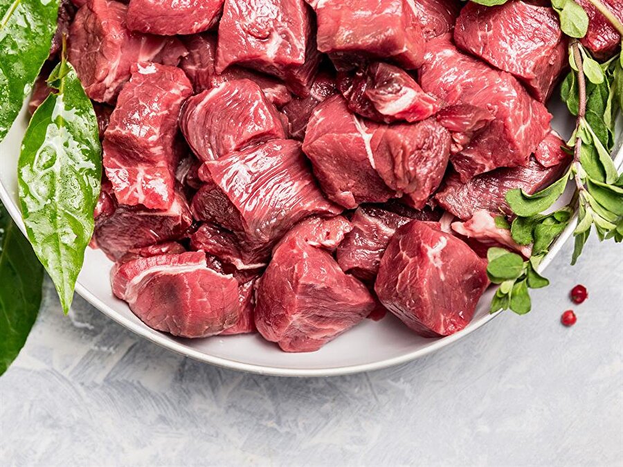 Tencere ve güveç yemeklerinde diğer etlerden daha pahalı olan sırt eti şart değil. Dana tranç ya da kuzu but hem en ideal hem de daha az maliyetli seçeneklerdir.

                                    
                                