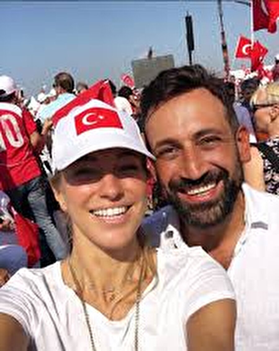 Burcu Esmersoy - Sinan Çalışkanoğlu
