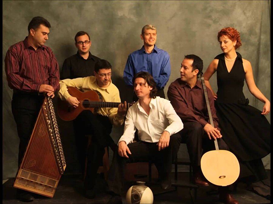 Modern tınıları sahiplendiler 

                                    
                                    
                                    
                                    
                                    1996 yılında Murat Aydemir, Derya Türkan ve Cengiz Onural'ın bir araya gelmesiyle başlayan grup, Klasik Türk Müziğinin yanı sıra, modern tınıları da sahiplenmişlerdir. 
                                
                                
                                
                                
                                