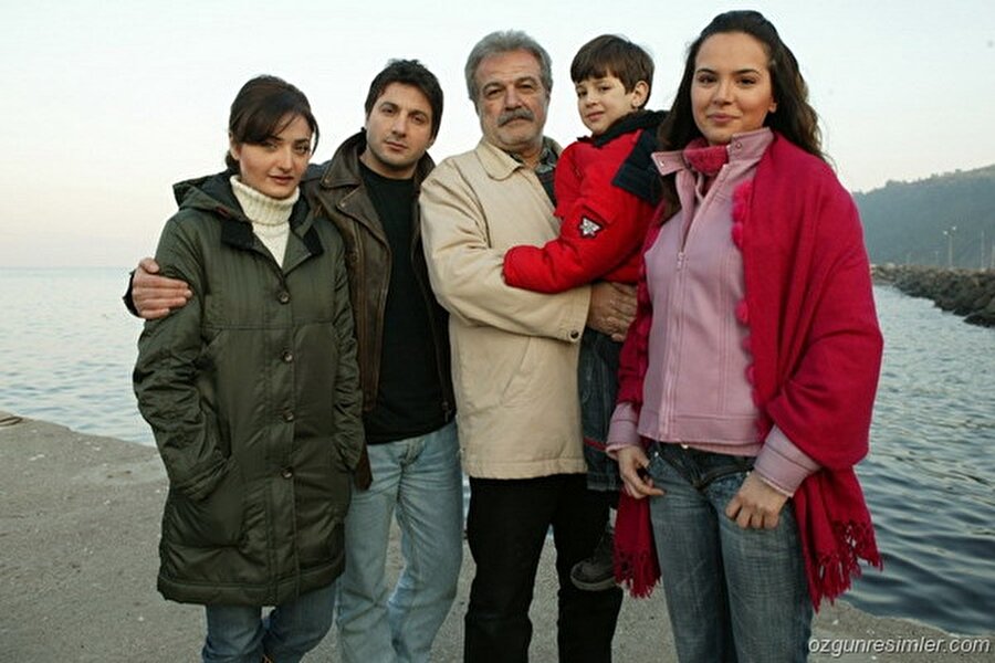 Sev Kardeşim dizisi için söyledi

                                    
                                    
                                    
                                    
                                    İncesaz 2006 yılında Cankat Ergin'in yönettiği "Sev Kardeşim" dizisinin müziklerini yaptı. Bu dizinin müziklerinden bir bölümü, daha sonra albümlerinde de yer aldı.
                                
                                
                                
                                
                                