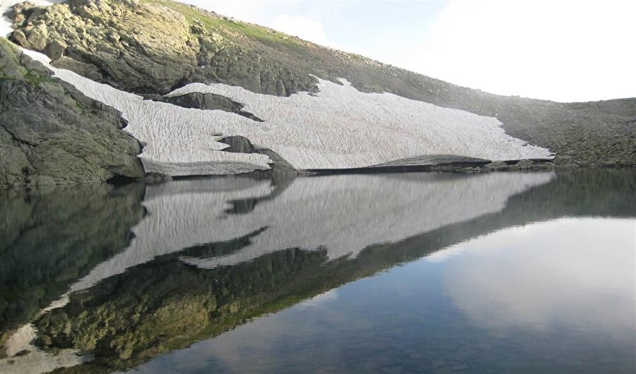 Görsel şölen resmen, trekking yapanlar yaşadı

                                    
                                    
                                    
                                    Aynı zamanda trekking merkezi sayılan Karagöl Dağları, Giresun'un 2. büyük dağıdır. Aygır Gölü, Karagöl, Bağırsak, Camlı, Sağrak Gölleri de muhteşem manzaralar eşliğinde trekking yapabileceğiniz alanlardandır. Saatlerce bu görüntüyü izleyebilirim sanırım.
                                
                                
                                
                                