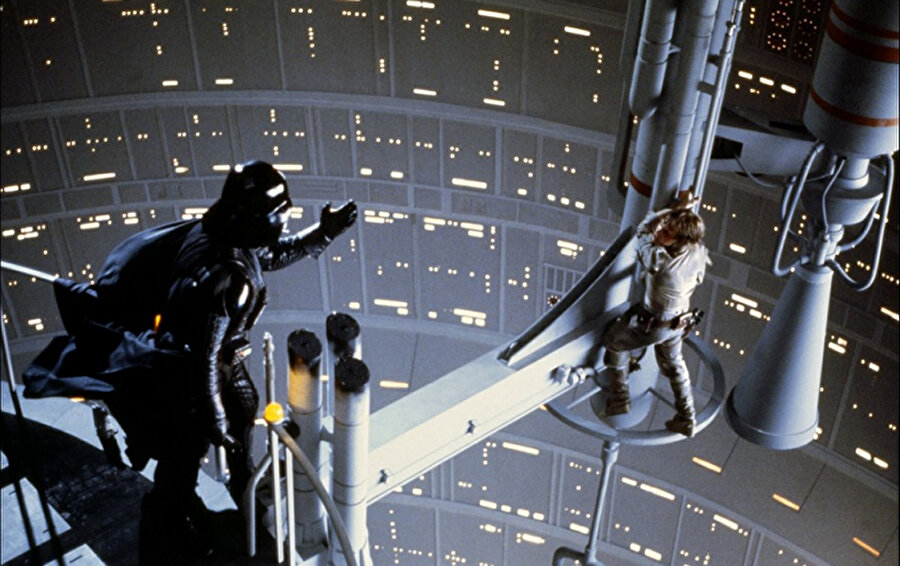 Star Wars’ta “Luke, I’m your father” sahnesi yoktur. Onun yerine “No, I'm your father” sahnesi vardır.

                                    
                                