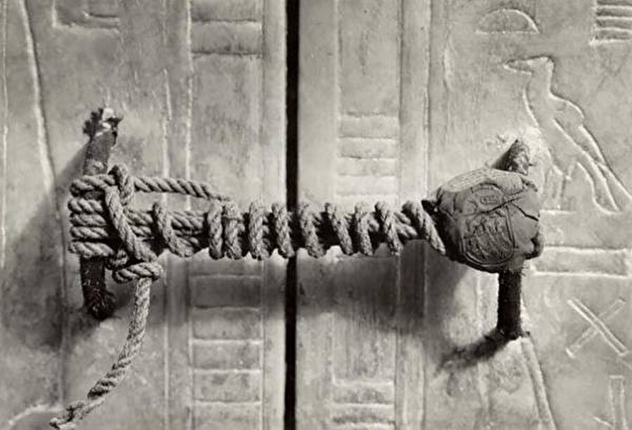 
                                    Yıl 1922... 3245 yıl boyunca bozulmadan kalan Tutankhamun mezarının mührü.
                                