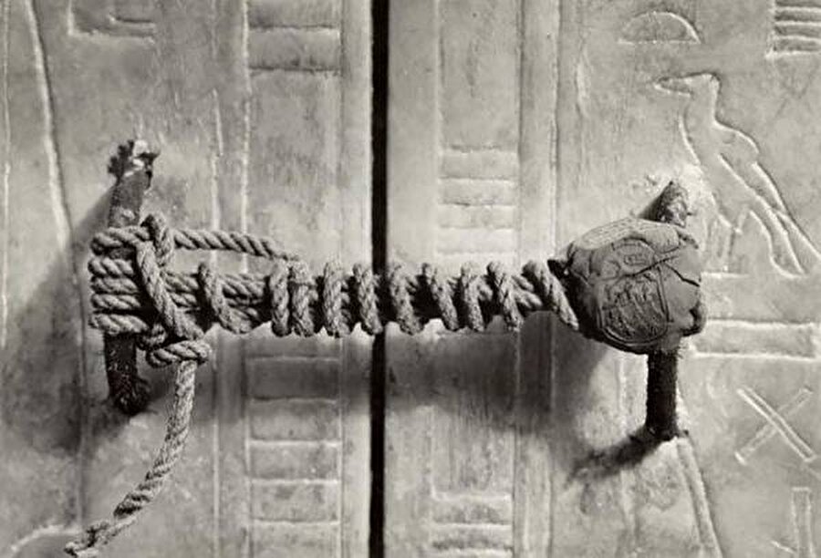 Yıl 1922... 3245 yıl boyunca bozulmadan kalan Tutankhamun mezarının mührü.