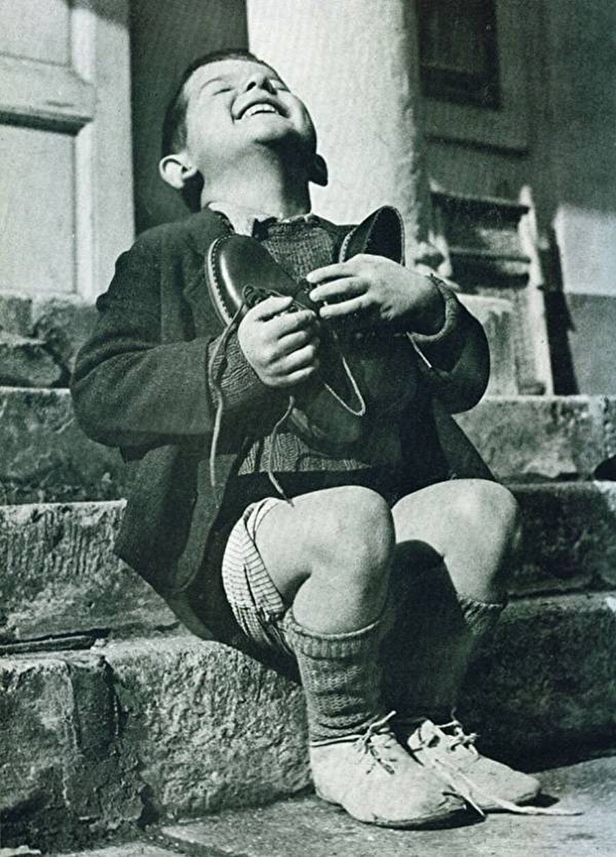 
                                    İkinci Dünya Savaşı sırasında kendisine yeni ayakkabılar hediye edilen Avusturyalı bir çocuk. 
                                