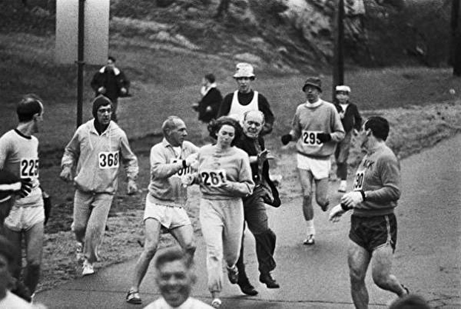 
                                    Boston Maratonu'na ilk kez katılan kadın unvanının sahibi Kathrine Switzer'in koşması, erkekler tarafından engellenmeye çalışıyor. 
                                