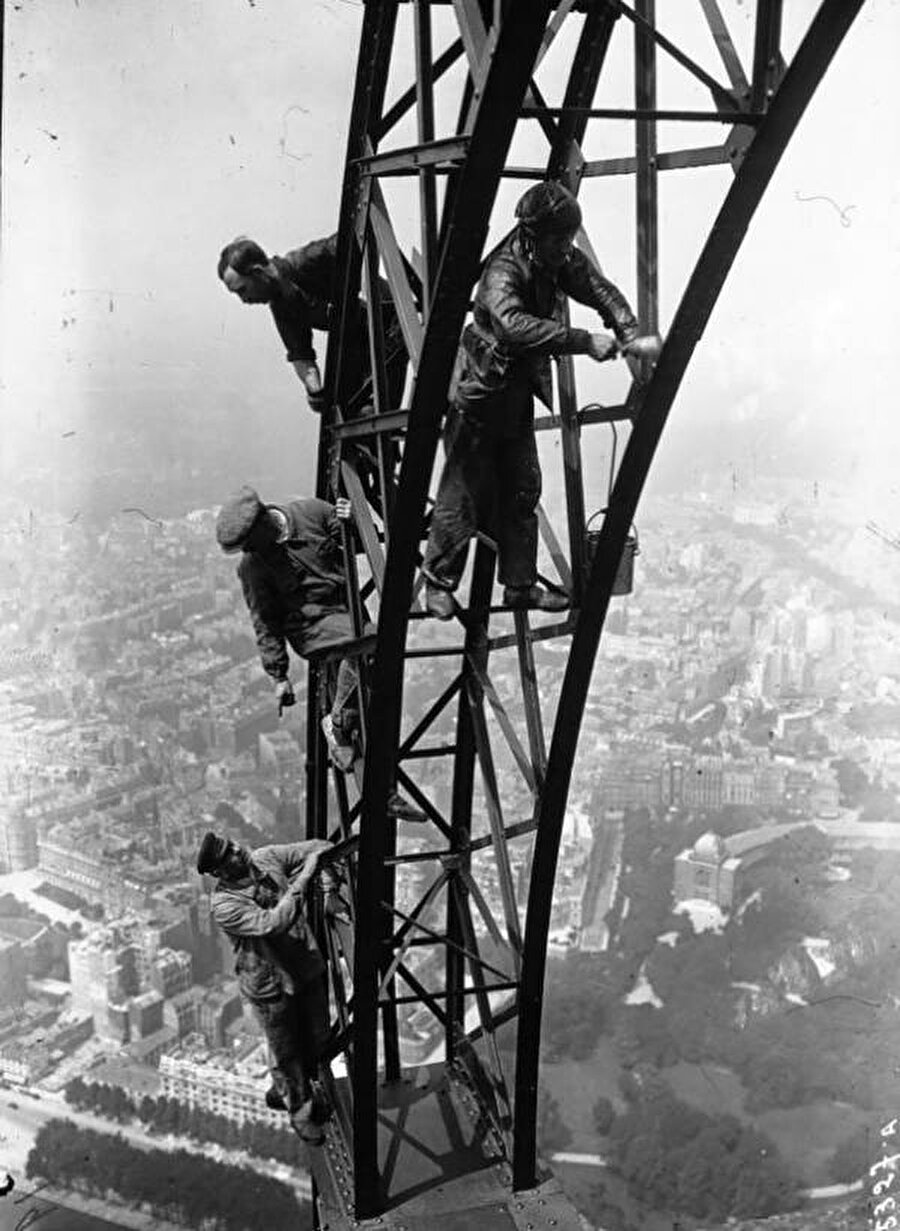 
                                    1932'de Eyfel Kulesi'ni boyayan işçiler.
                                