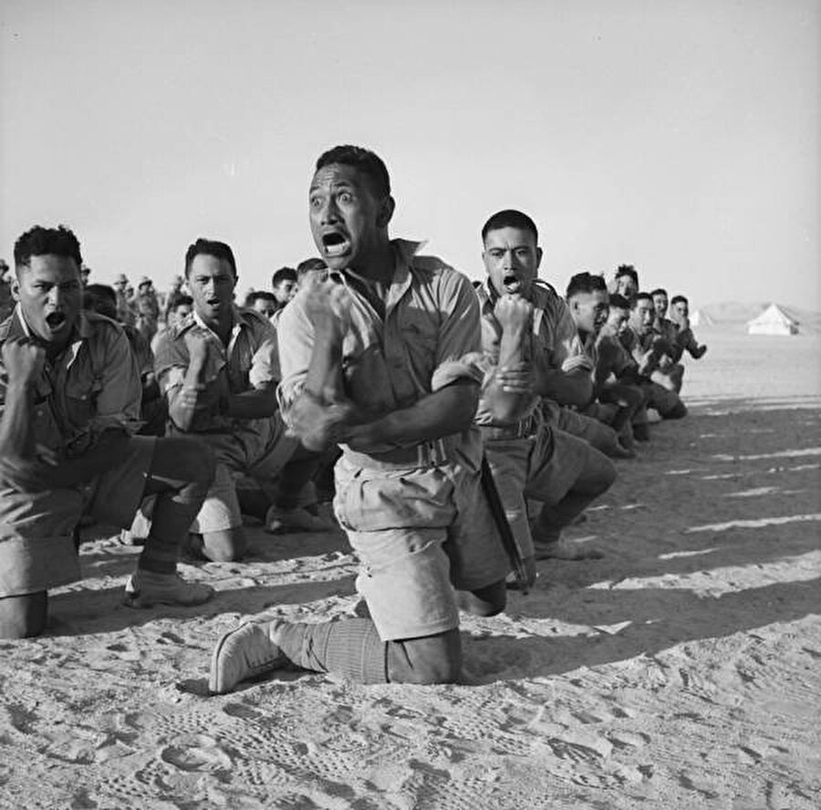 
                                    1941 yılında Mısır'da "Haka Dansı" yapan Yeni Zelandalı askerler.
                                