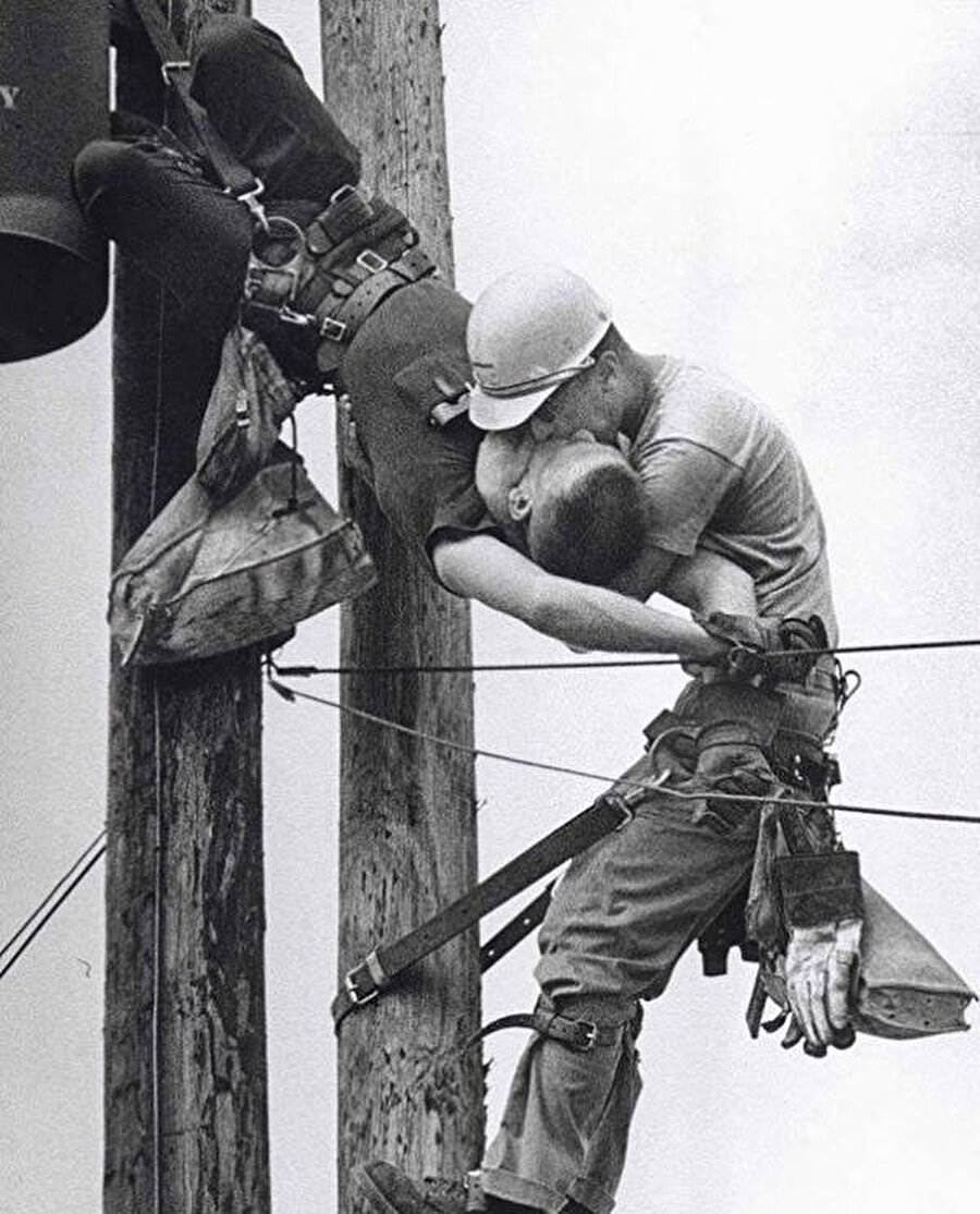 
                                    1967 yılında elektrik akımına kapılan bir işçiye meslektaşı tarafından suni teneffüs yapılıyor. 
                                