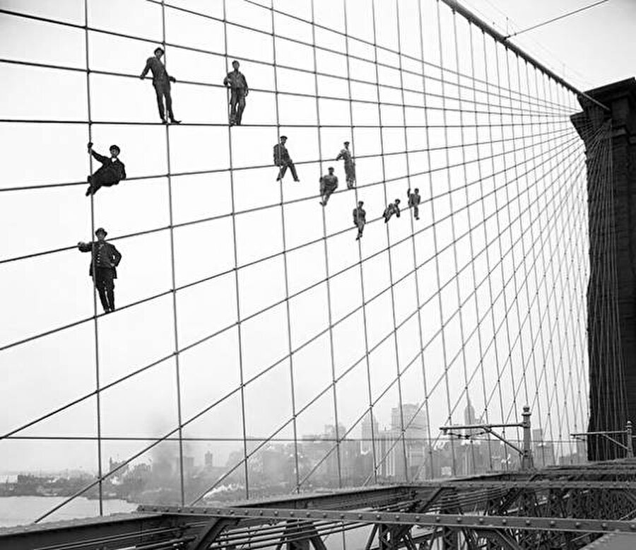 
                                    Brooklyn Köprüsüne çıkan ressamlar… Çekilen bu fotoğraf 7 Ekim 1914'te ödül aldı.
                                