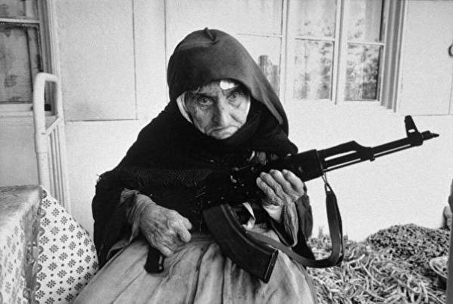 
                                    Köyünü koruyan 106 yaşındaki kadın. 
                                
