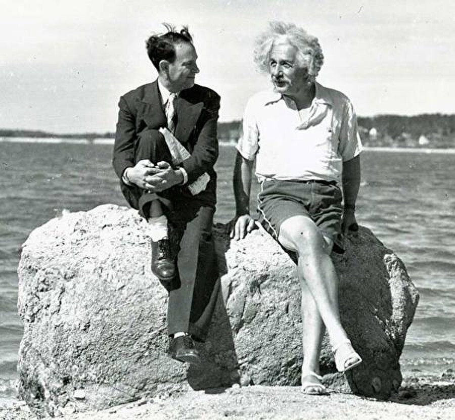 
                                    Albert Einstein 1939'un Eylül ayında New York'ta bir plajda güneşin tadını çıkarıyor.
                                