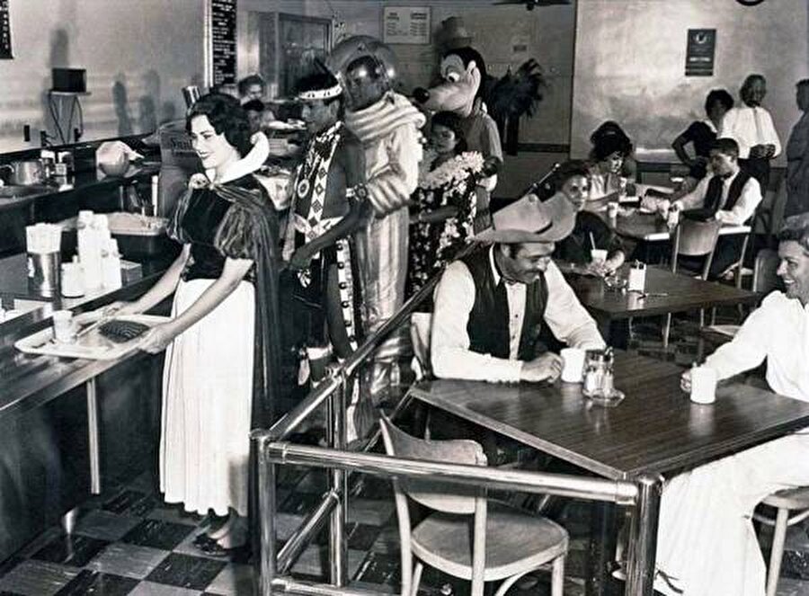 
                                    Yıl 1961...Disneyland çalışanları kafeteryada yemek yiyor. 
                                